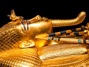 shutterstock_2193527245_Tutankhamuns golden burial mask_Tutanhamona zelta apbedīšanas maska.jpg