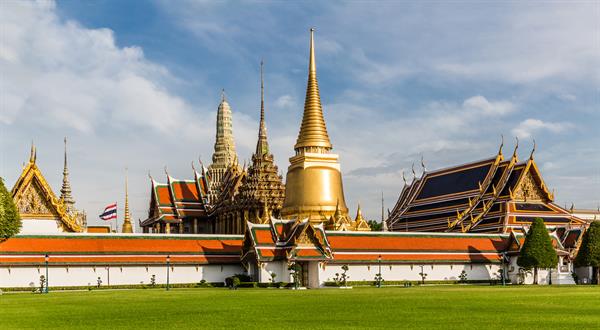Wat_Phra_Kaew_by_Ninara_TSP_edit_crop.jpg