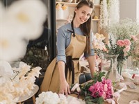Shutterstock_2320328659_woman florist_sieviete floriste.jpg