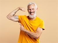 shutterstock_2402360295_showing biceps_rāda bicepsu.jpg