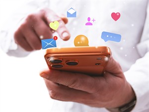 shutterstock_2726153985_notifications on smartphone_paziņojumi viedtālrunī.jpg