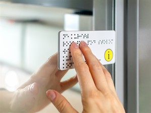 shutterstock_2264549797_Braille text plate on the door_Durvju plāksnīte ar Braila rakstu.jpg