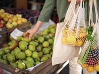 Shutterstock_1499488313_picking pears_izvēlās bumbierus.jpg