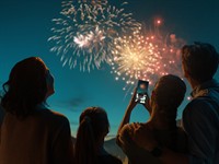 shutterstock_2579542535_family watching fireworks_ģimene vēro salūtu.jpg