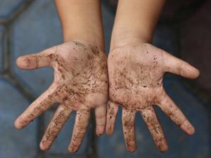 Shutterstock_326595782_dirty hands_netīras rokas.jpg