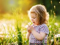 Shutterstock_1875288673_girl with dandelion_meitene ar pieneni.jpg