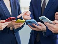 shutterstock_2510921599_using smartphones_izmanto telefonus.jpg