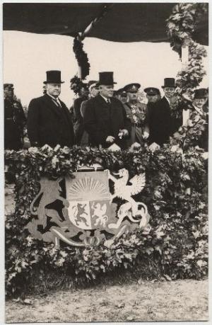 UlmanisKarlis-svētkos ar ģerboni.jpg