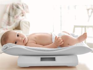 Shutterstock_627706262_baby on scale_bérns uz svariem.jpg