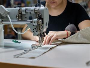 Shutterstock_2162126547_seamstress_šuvēja.jpg