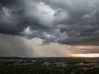 shutterstock_2192649969_thunderstorm_negaiss.jpg