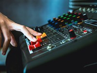 shutterstock_2434748557_sound mixer_skaņas pults.jpg