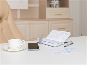 shutterstock_2733360537_Office table desk with set of supplies_Ofisa galds ar piederumiem.jpg