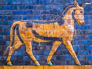 shutterstock_283498442_animal on Ishtar Gate_dzīvnieks uz Babilonas mūra.jpg