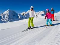 Shutterstock_115041814_skiing holiday_brīvdienas slēpošanas kurortā.jpg