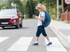 shutterstock_1913291512_boy crossing street_zēns šķērso ielu.jpg