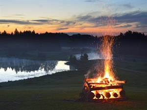 Shutterstock_645593425_bonfire_ugunskurs.jpg