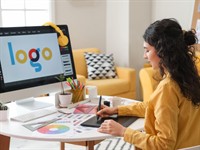Shutterstock_2090677654_Graphic designer_Grafikas dizaineris.jpg