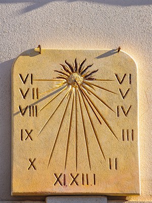 shutterstock_2434880265_vertical sun clock_vertikālais saules pulkstenis.jpg