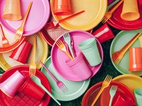 shutterstock_1852918507_plastic tableware_plastmasas trauki.jpg