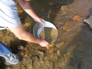 Gold_panning_at_Bonanza_Creek.JPG