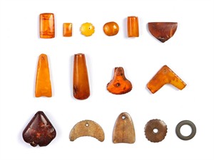 ATĻAUJA_260106_7778_Neolīta dzintara kaula un akmens rotas_pogveida krelles un piekariņi.jpg