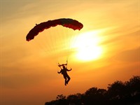 Shutterstock_2063783456_Skydiver landing the parachute_Izpletņlēcējs nolaižas ar izpletni.jpg