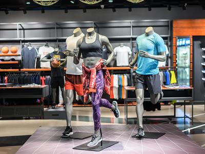 shutterstock_1151331230_sports shop_sporta apģērbu veikals.jpg