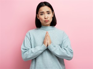 shutterstock_2233474689_woman begging with pleading grimace_sieviete ar lūdzošu sejas izteiksmi.jpg