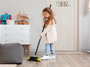shutterstock_2317163293_Kid sweeping floor_Bērns slauka grīdu.jpg