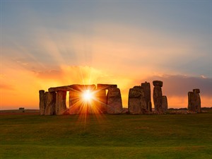 shutterstock_2470355277_sunrise in Stonehange_saule aust Stonhendžā.jpg