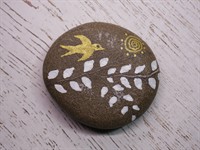 shutterstock_2734147433_stone with painting_apgleznots akmens.jpg