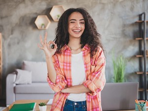 shutterstock_2493951143_girl showing ok sign_meitene rāda zīmi ok.jpg