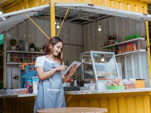 Shutterstock_1847606380_kiosk seller_pārdevējs kioskā.jpg