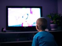 Shutterstock_656496229_kid watching tv_bērns skatās televizoru (1).jpg