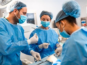 shutterstock_2758427451_Surgical team_Ķirurgu komanda.jpg