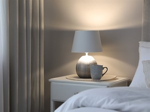 shutterstock_2139936209_desk lamp_galda lampa.jpg