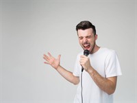 Shutterstock_320004572_man singing_vīrietis dzied.jpg
