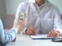 shutterstock_1263203347_paying doctor_maksā ārstam.jpg