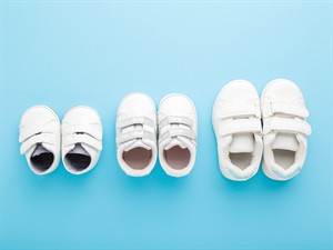 shutterstock_1980875486_different sizes baby shoes_dažādu izmēru mazuļu apavi.jpg