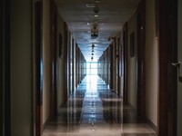 shutterstock_2311521357_Dark long corridor_Tumšs garš koridors.jpg