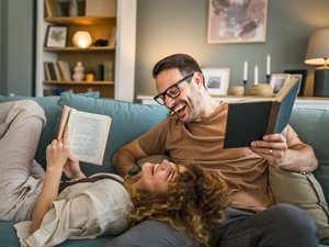 shutterstock_2319679885_husband and wife reads books_vīrs un sieva lasa grāmatas.jpg