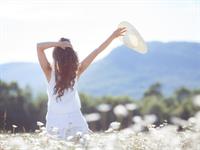 Shutterstock_435591334_girl in meadow_meitene pļavā.jpg