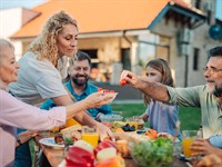 shutterstock_2606094887_family meal outdoors_ģimenes pikniks.jpg
