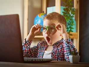 shutterstock_1688304217_surprised kid_pārsteigts bērns.jpg
