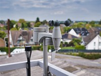 shutterstock_2684176861_Modern digital weather station_Moderna digitālā meteoroloģiskā stacija.jpg