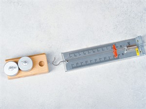 shutterstock_2769318321_measurement of the friction force using a dynamometer_Berzes spēka mērīšana ar dinamometru.jpg