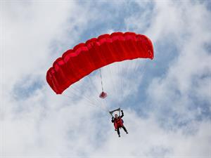 Shutterstock_781422577_parachuting_izpletņlēkšana.jpg