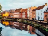 Shutterstock_2250900087_England street_Anglijas ieliņa.jpg