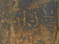shutterstock_1278492208_petroglyphs_petroglifi.jpg
